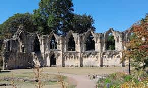 Fachada de las ruinas góticas bajo cielo azul despejado