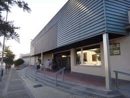Fachada moderna del Centro de Conservación de la Biodiversidad Zoobotánico Jerez con acceso peatonal y rampas