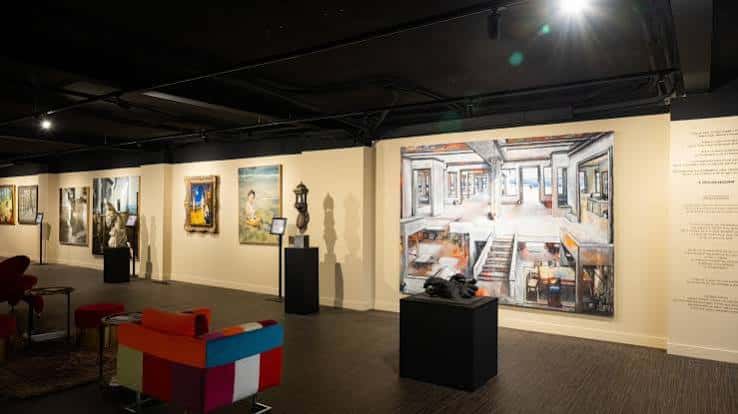Vista general del interior de la galería con obras expuestas