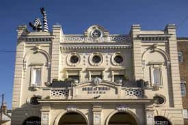 Fachada principal del Duke of York's Picturehouse con arquitectura victoriana y detalles ornamentales
