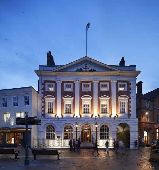 Fachada iluminada de York Mansion House al atardecer, ideal para eventos nocturnos