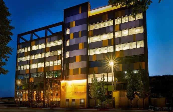 Fachada exterior del edificio Plus X Innovation en Brighton al atardecer