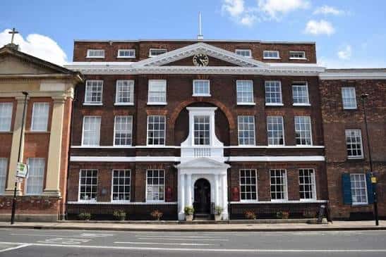 Fachada principal del Bar Convent Guest House en York