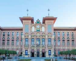 Fachada principal del Rectorado de la Universidad de Córdoba con arquitectura neomudéjar