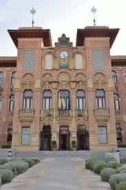 Vista frontal del edificio del Rectorado con detalles ornamentales y reloj central
