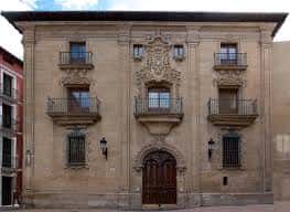 Fachada principal del Museo de La Rioja con detalles arquitectónicos y escudo heráldico