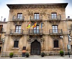 Vista frontal del edificio del museo con banderas colgadas en el balcón central