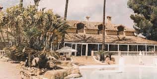 Vista exterior del Marakka Club en Benidorm con piscina y palmeras