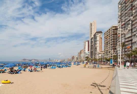 Vista panorámica de la Playa de Levante con sus característicos edificios y arena