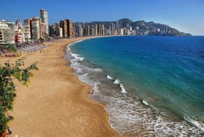 Vista aérea de la bahía de la Playa de Levante y el Peñón del Ifach