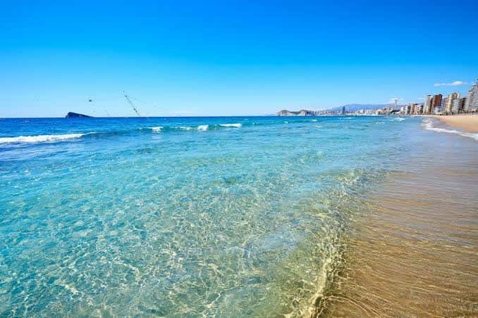 Primer plano de las aguas cristalinas de la Playa de Levante