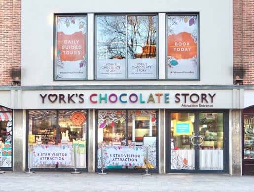 Fachada principal de York's Chocolate Story con letrero de entrada