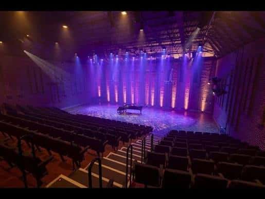 Escenario del Turner Sims iluminado con luces de colores durante un evento