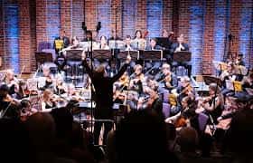 Concierto en el Turner Sims con orquesta y director en el escenario