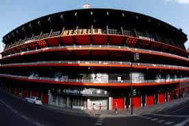 Vista exterior del Estadio Mestalla con su característica fachada roja y negra