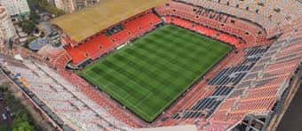 Vista aérea del campo de juego y gradas del Estadio Mestalla