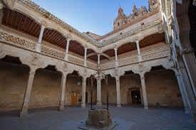 Patio interior de la Casa de las Conchas con arcos, columnas y techumbre de madera
