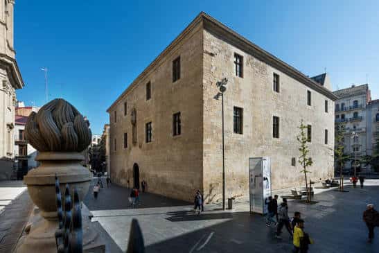 Fachada exterior del Institut d'Estudis Ilerdencs en un día soleado