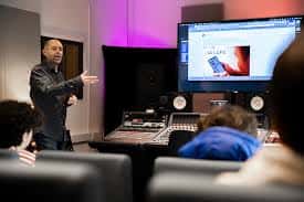 Clase práctica en estudio de producción musical