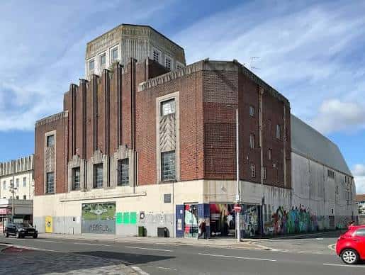 Vista exterior actual del edificio The Millennium Cinema en Plymouth, mostrando su fachada de ladrillo y estilo art déco