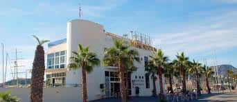 Fachada del Restaurante Mare Nostrum con palmeras y ambiente costero