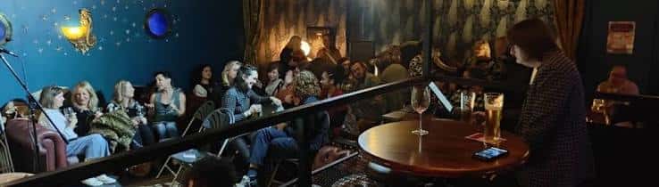 Evento en vivo en el Nautilus Lounge con público sentado y ambiente íntimo