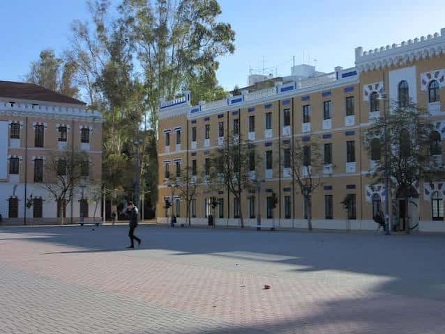Plaza exterior del Cuartel de Artillería con árboles y perspectiva amplia del conjunto arquitectónico