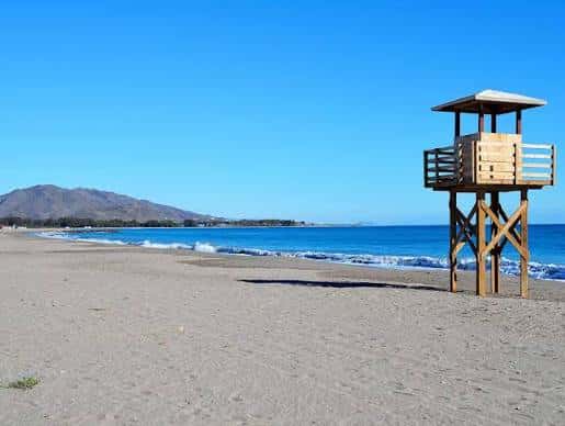 Torre de salvamento en la playa de Vera con cielo despejado