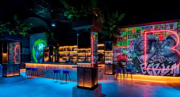Vista panorámica del interior del club con arte urbano y ambiente nocturno
