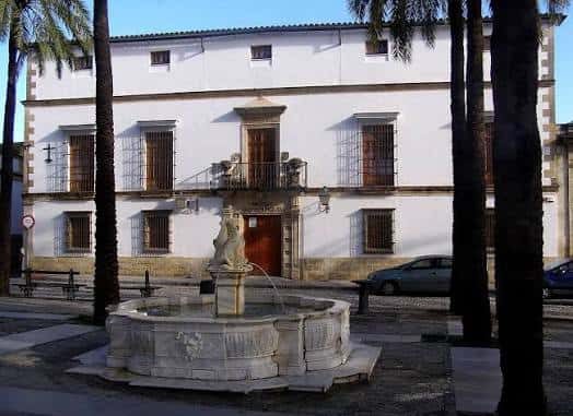 Vista exterior del Museo Arqueológico Municipal de Jerez con fuente y palmeras