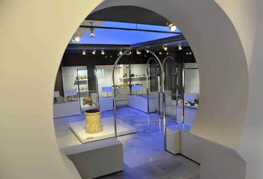 Interior del museo con vitrinas de exposición y artefactos arqueológicos