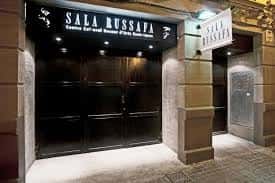 Fachada exterior de la Sala Russafa con letrero iluminado