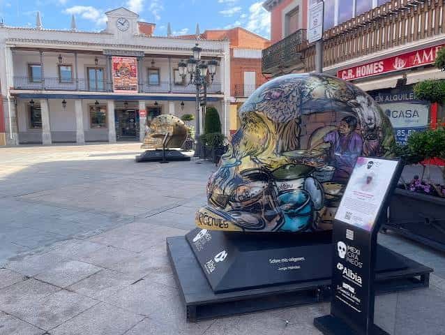 Plaza de la calle Ilustración en Fuenlabrada con escultura de calavera decorada