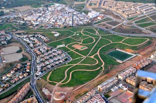Vista aérea del Parque de la Asomadilla mostrando su diseño paisajístico y senderos
