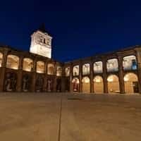 Vista nocturna del claustro del Monasterio de San Jerónimo iluminado