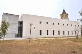 Fachada exterior del Centro Cívico José Luis Pereira con el campanario