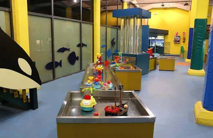 Zona de actividades interactivas para niños con juguetes flotantes