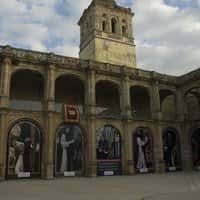 Claustro del monasterio con exposiciones en los arcos