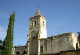 Vista del campanario y fachada del antiguo monasterio