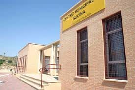 Fachada exterior del Centro Municipal de Sucina con letrero amarillo