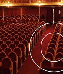 Interior del auditorio con butacas rojas dispuestas en filas