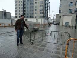 Acceso a la calle Rúa Soto Freire con barreras de seguridad y edificio de fondo