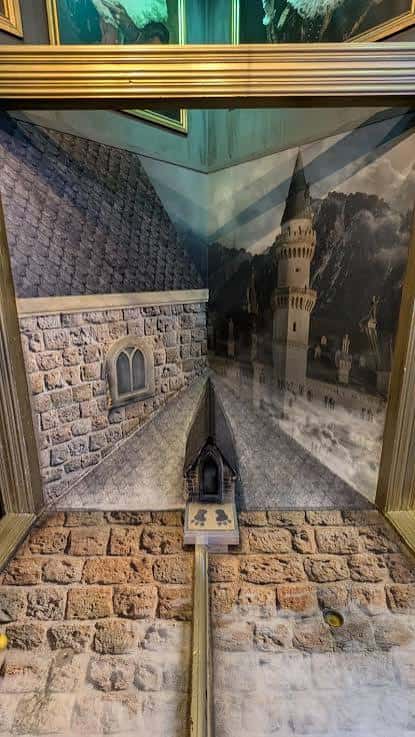 Detalle del hoyo temático de castillo con pintura mural y detalles arquitectónicos