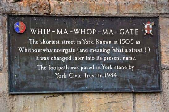 Placa histórica de la calle Whip-Ma-Whop-Ma-Gate con detalles sobre su origen y pavimentación