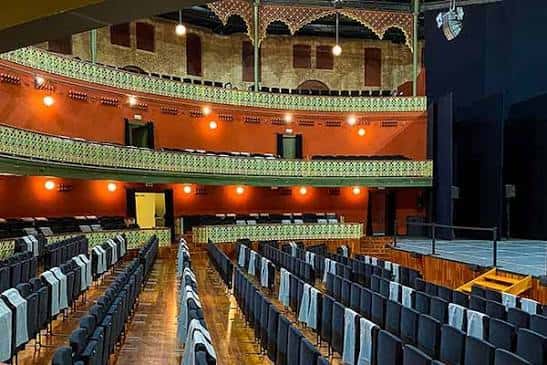 Interior del Teatro Circo de Murcia con butacas y balcones ornamentados