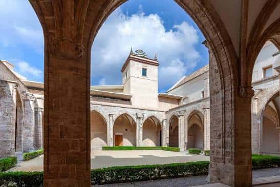 Detalle arquitectónico de los arcos góticos que dan al patio