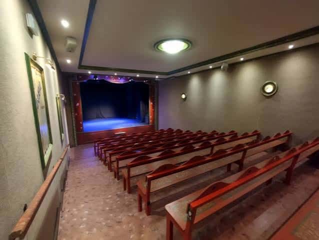 Interior de la sala de espectáculos con butacas y escenario vacío