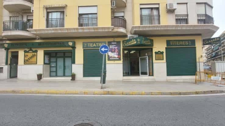 Fachada exterior del Teatro La Carreta en Elche