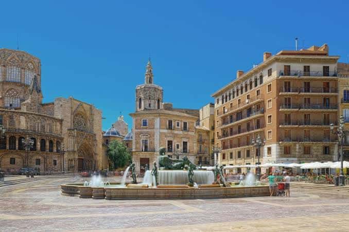 Plaza de la Virgen con la Fuente de la Virgen al centro y edificios históricos alrededor