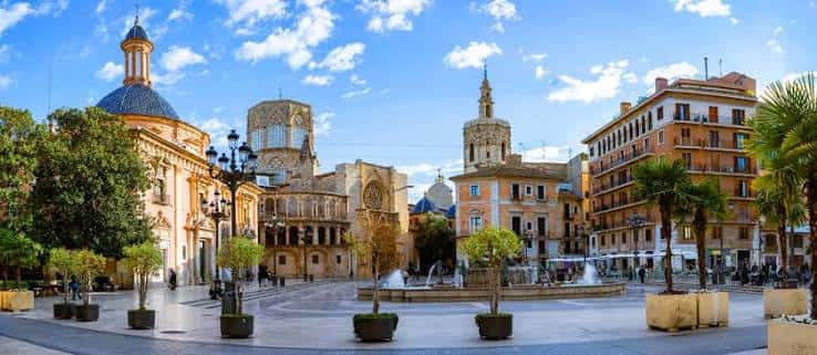 Panorámica de la plaza mostrando la Catedral y el Miguelete al fondo